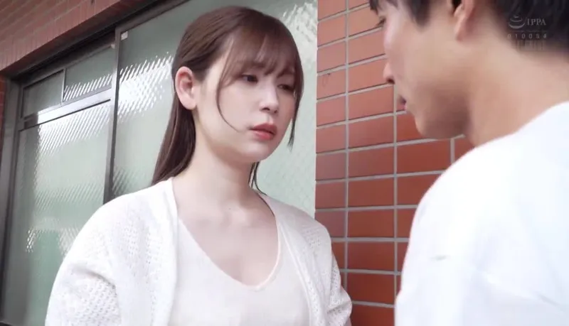 Chồng yêu tẻ nhạt, Cô vợ nhận ra cậu thanh niên nhà sát bên tốt hơn