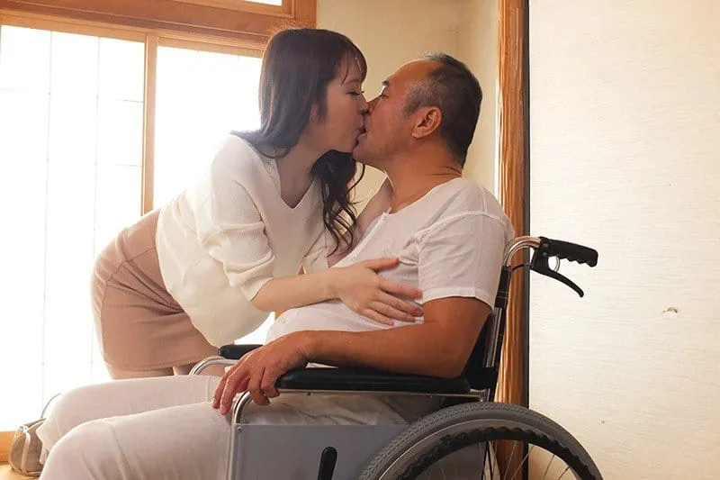 Bạn gái của con trai hiếu thảo chăm sóc bố Ông xã tàn tật